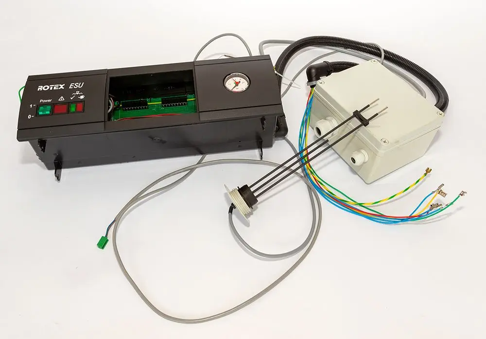 Schaltfeld von Daikin mit Tasten und Anzeigeinstrument. Kabel und Anschlüsse sind sichtbar, verbunden mit einem weiteren Gehäuse.
